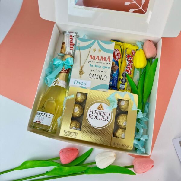 Regalo elegante con bombones, bebida espumosa y accesorios brillantes Caja sorpresa para mamá con mini cava con alcohol, chocolates Ferrero Rocher y colgante dorado personalizado