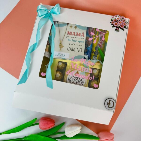 Caja decorada ideal para regalar en el Día de las Madres con accesorios y chocolates Vista de la caja cerrada con ventana transparente, mensaje “La mejor mamá del mundo” y lazo turquesa