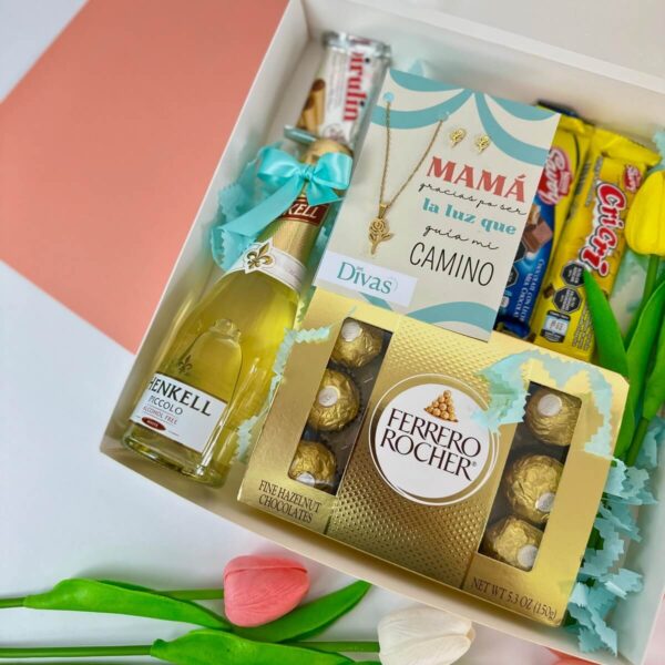 Arreglo exclusivo con toque de cava y accesorios para consentirla Regalo completo para mamá con mini cava, colgante, chocolates y dulces