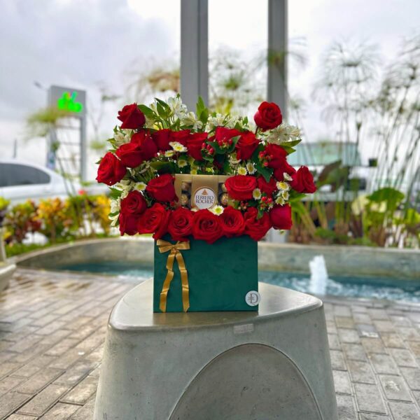 Arreglo romántico con flores y bombones para mamá Arreglo floral con 22 rosas rojas y caja de chocolates