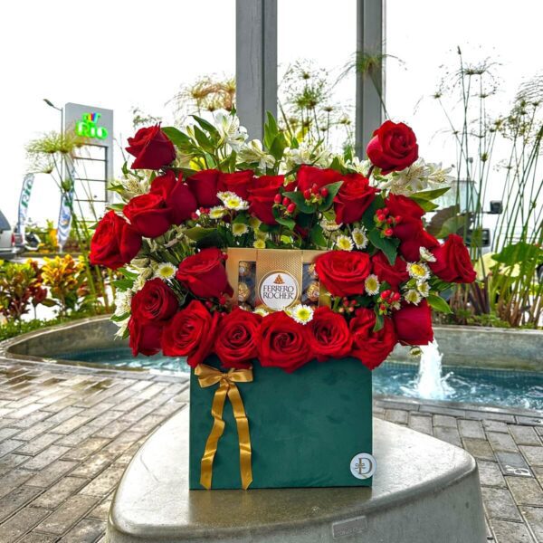 Arreglo premium con rosas y dulces para regalar Vista frontal del arreglo floral con cinta dorada