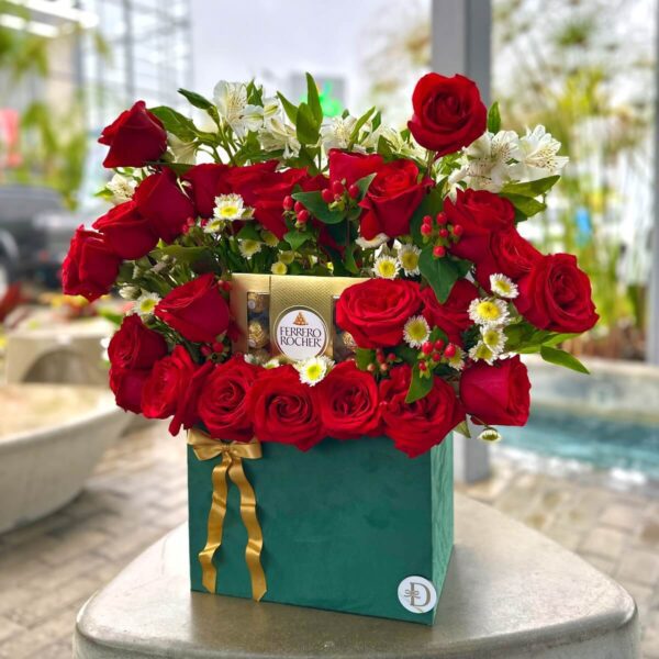 Regalo floral elegante con rosas y chocolates para mamá Arreglo floral con rosas rojas y flores blancas en caja verde
