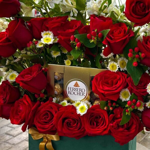 Caja de bombones en el centro del arreglo floral Detalle de los chocolates dentro del arreglo
