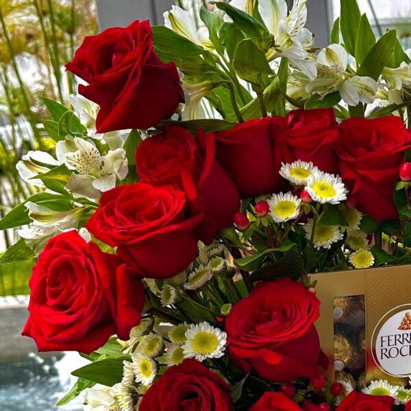 Toques florales delicados entre las rosas Flores blancas entre las rosas rojas del arreglo