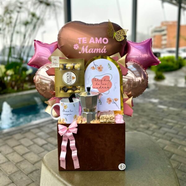 Regalo para mamá con cafetera, taza personalizada y globos