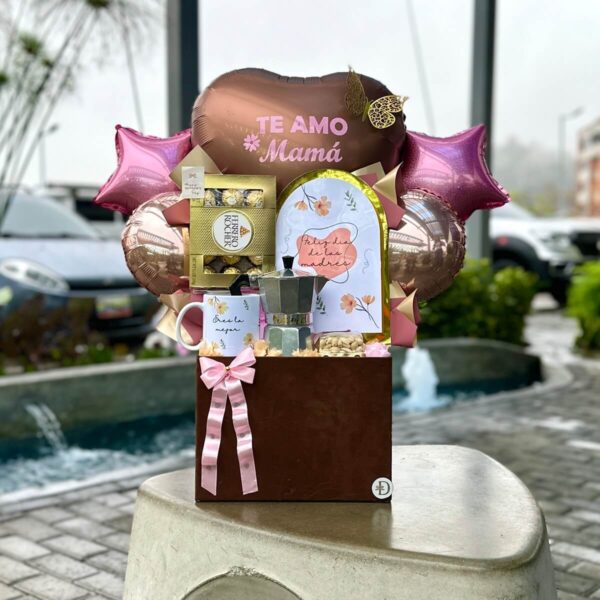Arreglo completo con globos y regalo personalizado para mamá