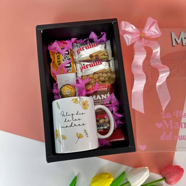 Caja cerrada con lazo rosa y mensaje "La Mejor Mamá del Mundo"