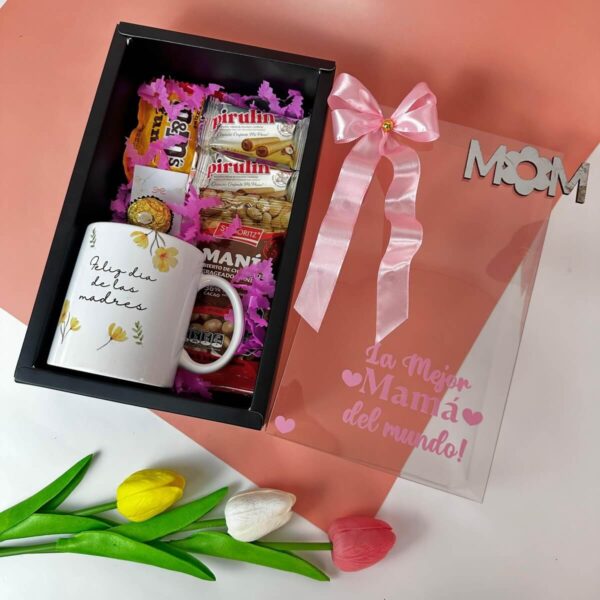 Caja de regalo para el Día de las Madres con taza conmemorativa y chocolates
