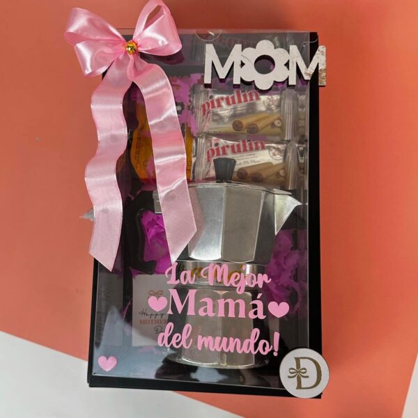 Detalle del interior de la caja regalo con cafetera y chocolates