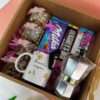 Caja sorpresa para mamá con cafetera, taza conmemorativa, chocolates importados y frutos secos.
