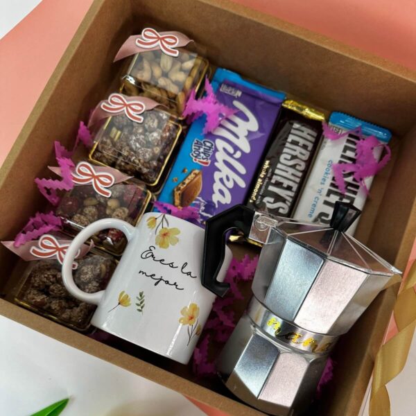 Caja sorpresa para mamá con cafetera, taza conmemorativa, chocolates importados y frutos secos.