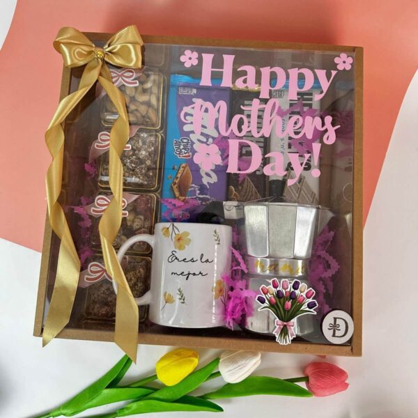 Regalo especial para mamá con chocolates, frutos secos, taza decorativa y cafetera metálica.