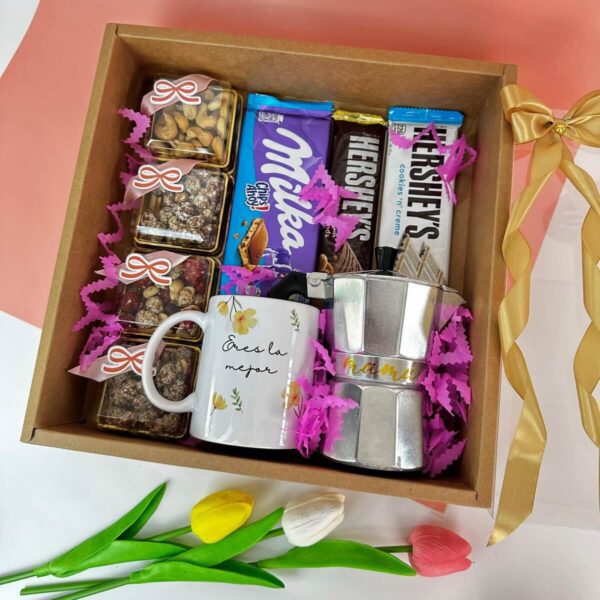 Detalle de caja de regalo para mamá con cafetera, taza y surtido de chocolates finos.