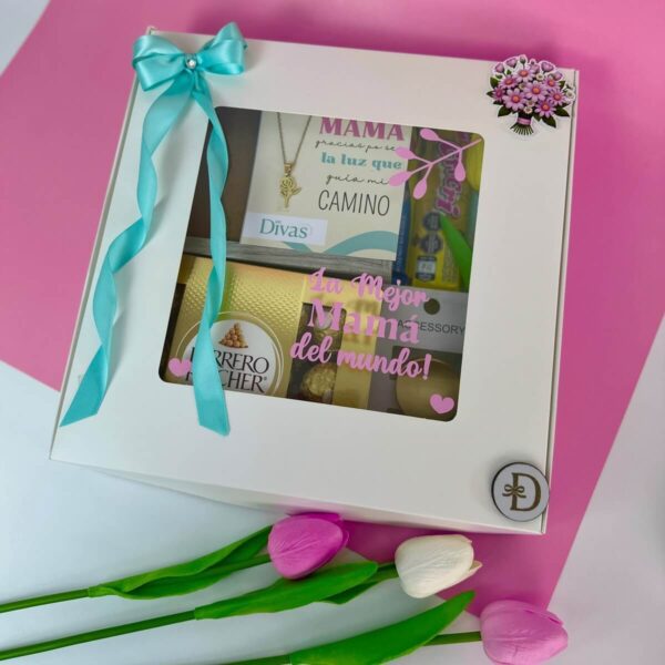 Caja regalo cerrada con diseño especial para mamá y moño celeste