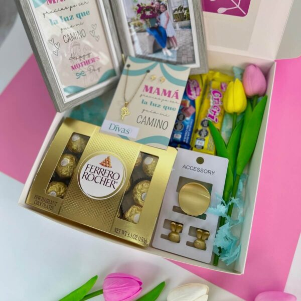 Caja sorpresa para mamá con portarretrato personalizado, chocolates y joyería dorada